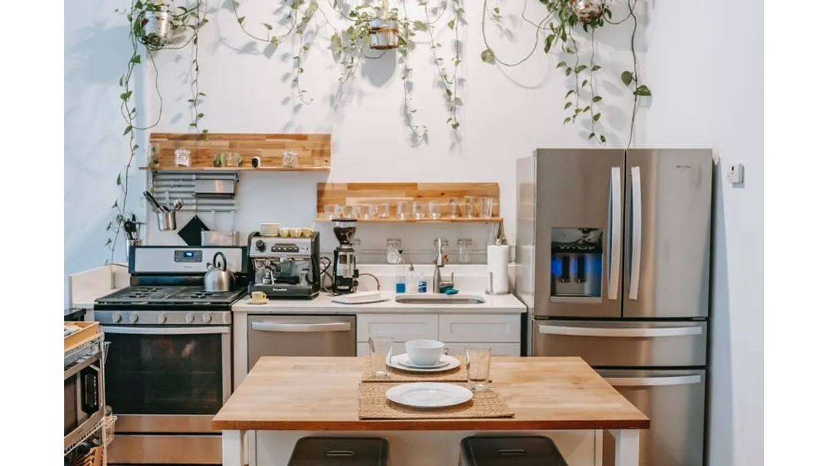 Running Kitchen 4 Tips for Running a Kitchen Franchise | Point Franchise